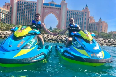 Découvrez dubai en jet ski autour du burj al arab et atlantis, avec photos, vidéo et glace incluses. prise en charge à la marina et guide local pour vous accompagner.