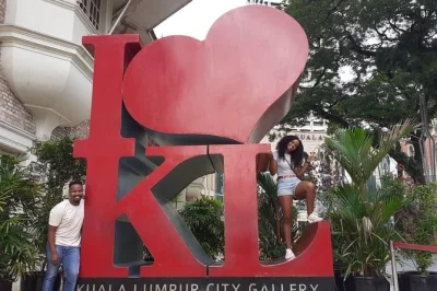 Descubre lo mejor de kuala lumpur en 3.5 horas: torres petronas, templo thean hou, palacio real y más. recogida en hotel incluida. ¡reserva ya tu tour por la ciudad!