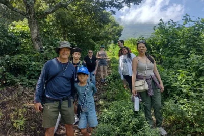 Descubre los cafetales de antigua, conoce a pequeños productores, camina por las faldas del volcán y tuesta tu propio café. incluye visita al parque comunitario.
