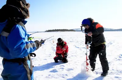 Pêche sur glace au lac Inari : Safari guidé de 6 heures
