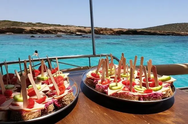 Antiparos & Despotiko boat tour: Traditional wooden boat