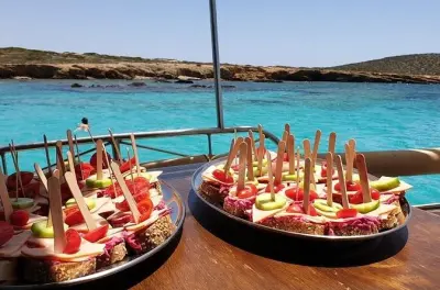 Antiparos & Despotiko boat tour: Traditional wooden boat