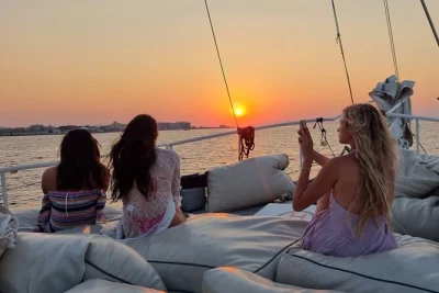 Erlebe die Ägäis bei einer rhodos sonnenuntergangs-kreuzfahrt mit live-musik, offenen cocktails, schwimmen an den kallithea-thermen und einem gourmet-buffet – alles mit reservierten plätzen.