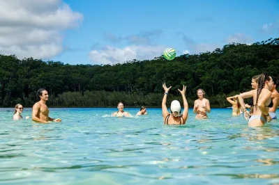 Fraser island erleben: 4x4 tour über endlose strände, schwimmen im glasklaren lake mckenzie, entspannen am eli creek und camping unter sternen. inklusive verpflegung, ausrüstung und erfahrenem guid