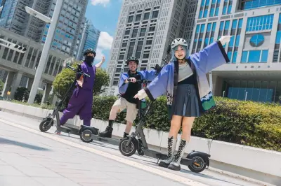 Tour in monopattino elettrico a Kabukicho con guida ninja a Shinjuku