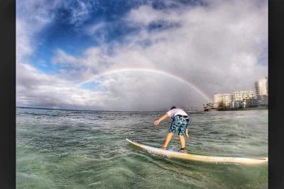 Apprenez à surfer à hawaï avec des leçons assistées à la pagaie à seulement 5 minutes de waikiki. petits groupes, instructeurs experts, tout le matériel inclus. réservez votre place dès main