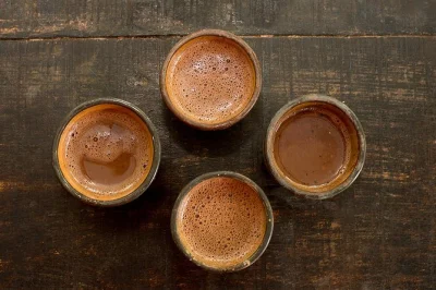 Siente el cacao en tus manos, prueba chocolate fresco y disfruta la vista del volcán arenal entre la niebla en este tour práctico en la fortuna, con degustaciones y guía local.