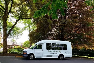 Entdecke woodinville weinverkostung mit abholung in seattle, besuche von top- und boutique-weingütern, leckeres mittagessen und spannende insider-geschichten vom guide.