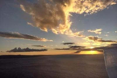Descubra a costa de maui do alto em um voo privado ao pôr do sol com champagne, comentários ao vivo e janelas panorâmicas. inclui acesso vip no aeroporto e guia especializado.