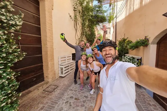 Spello e-bike: Percorso Olive Path e pranzo in cantina vini