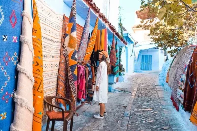 Explore chefchaouen em um passeio privativo saindo de fes. ruas azuis, cachoeira ras el-maa e kasbah. acessível para cadeirantes. reserve já!