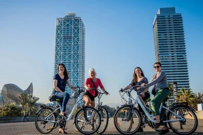Sinta a energia de barcelona de e-bike, registre os pontos mais famosos com um fotógrafo profissional e aproveite tapas à beira-mar. fotos e petiscos inclusos.
