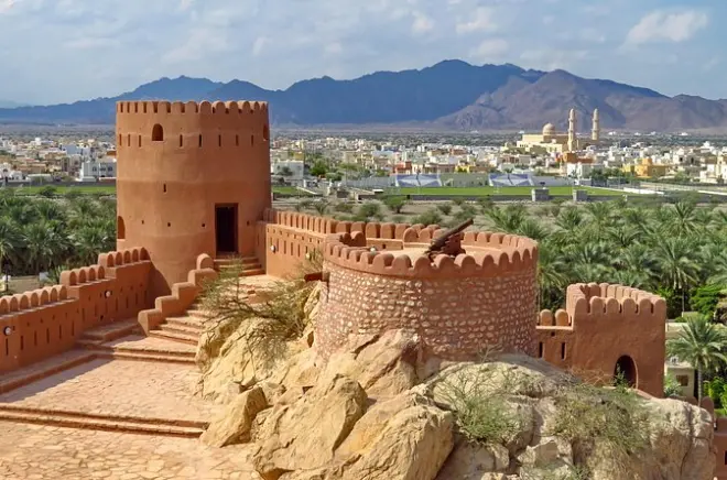 Fort de Nakhal et village Wakan à pied avec sources chaudes