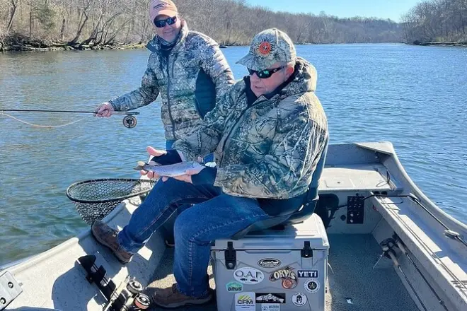Lake Taneycomo power drift boat : Pêche à la truite trophée