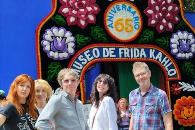 Descubre casa azul, prueba tacos en el mercado de coyoacán y recorre plazas históricas en esta experiencia en ciudad de méxico con entrada al museo frida kahlo y guía local.