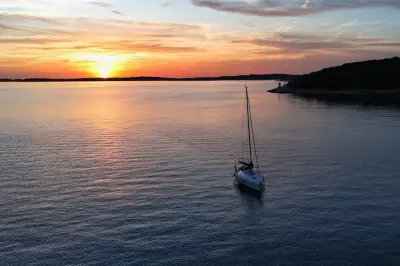 Atardecer privado en velero en Pula: Delfines y vistas a Brijuni