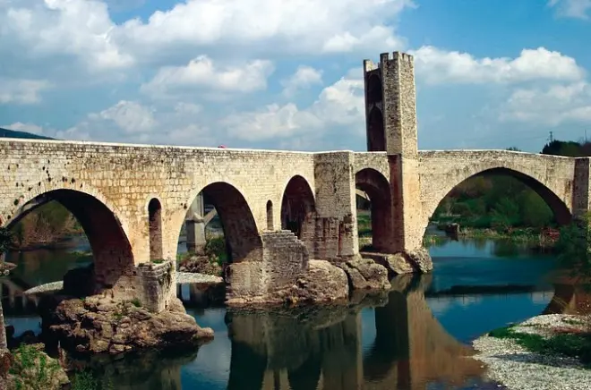 Girona and Besalú Jewish History Tour: Medieval Bridge Call