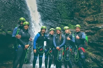 Vivez l’adrénaline du canyoning à gran canaria dans le canyon cernícalos : sauts, rappels, baignades et pique-nique en pleine forêt. matériel, photos et guide en petit groupe inclus.