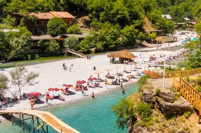 Shala-Fluss-Bootstour ab Komani: Schwimmen im alpinen Wasser