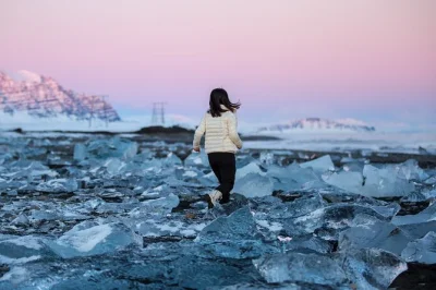 Islande, chute d’eau, plages de sable noir, randonnée sur glacier et grotte de glace. aventure de 8 jours au départ de reykjavik avec guide local et prise en charge à l’hôtel.