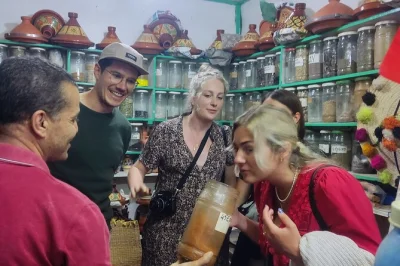 Descubre essaouira con una clase práctica de cocina marroquí en casa de un chef local. incluye almuerzo, recetas y anécdotas personales.