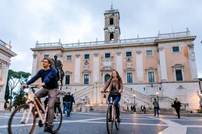 Sinta a energia de roma em um tour de e-bike em grupo pequeno, passando pelo coliseu, panteão e piazza navona. inclui aluguel de e-bike e guia local.