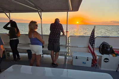 Profitez d’une croisière au coucher du soleil à fort myers beach, observez les dauphins près du phare de sanibel et détendez-vous avec des boissons à bord d’un bateau spacieux—prise en char