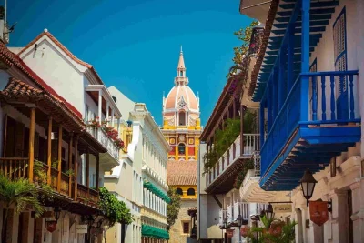 Descubre el arte callejero de medellín, sube a la piedra del peñol en guatapé, nada en tayrona y relájate en las islas del rosario con transporte privado y guías locales.