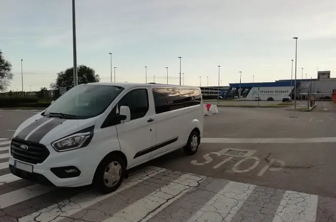 Direkte Fahrt im 8-Sitzer Van von Koper zum Flughafen Triest