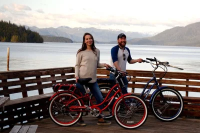 Pedale e-bikes pela “estrada para lugar nenhum” em ketchikan, explore a floresta tongass com guia local, veja animais e termine com petiscos de salmão defumado. transporte incluso.