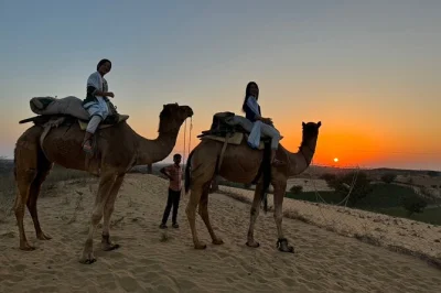 Vivi l’aria del deserto con un safari in cammello notturno da jodhpur, cucina con la gente del posto, dormi sotto le stelle e scopri la vita del villaggio. include trasferimenti, pasti e cavalcata a