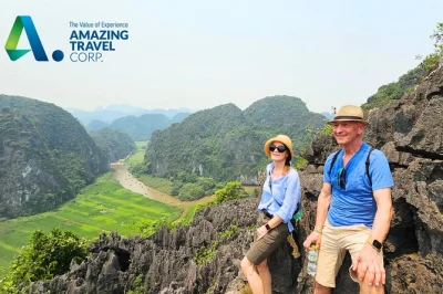 Erlebe eine private ninh binh tour mit bootsfahrt in tam coc, wanderung zur mua höhle, besuch in hoa lu und mittagessen bei einer einheimischen familie. abholung im altstadtviertel hanoi.