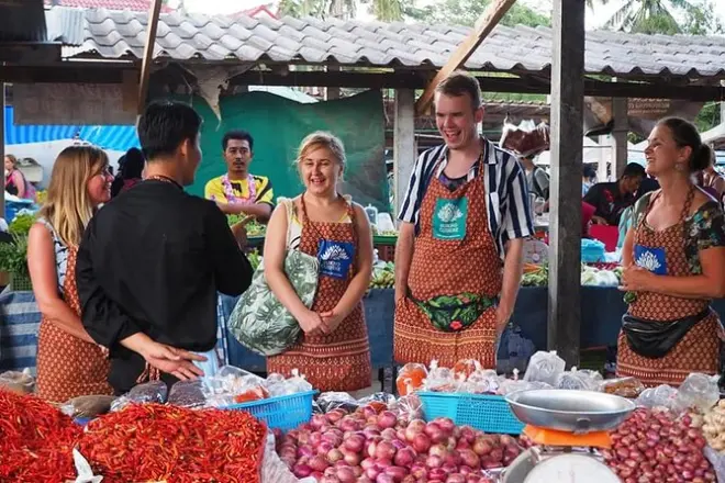 Aula de culinária em Koh Lanta com tour pelo mercado local