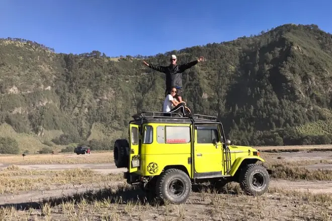 Mt. Bromo 2-Tage-Tour: Sonnenaufgang, Kraterwanderung, Wasserfälle