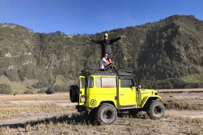Mt. Bromo 2-Tage-Tour: Sonnenaufgang, Kraterwanderung, Wasserfälle