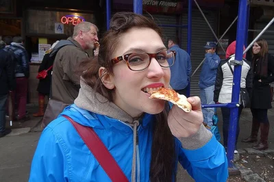 Descubra os sabores de hell’s kitchen em nova york com guia local, crédito generoso para comida e paradas surpresa — inclui almoço, dicas de metrô e pratos autênticos do bairro.