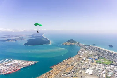 Vivez l’adrénaline d’un saut en tandem à 15 000 pieds au-dessus de tauranga, avec une vue spectaculaire sur la bay of plenty, un vol panoramique et un guide local—tout l’équipement et la pr