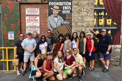 Erlebe nashvilles beste pub crawl tour mit moonshine, craft beer, cocktails und gratis gürteltasche. inklusive drinks und lokalem guide.
