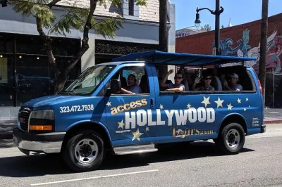 Vivi l’atmosfera di hollywood e beverly hills con un tour in bus scoperto di 2 ore, visita le case delle star, le vie più famose e il celebre hollywood sign con una guida locale simpatica.
