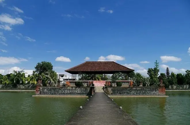 Lombok Stadtrundfahrt mit Tempelbesuchen: Mataram & Batu Bolong