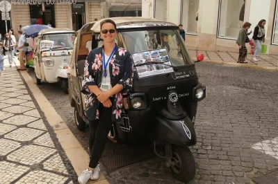 Esplora il centro storico di lisbona con un tour privato in tuk tuk. visita alfama, la cattedrale di lisbona, i migliori punti panoramici e assaggia la ginja. perfetto per soggiorni brevi.