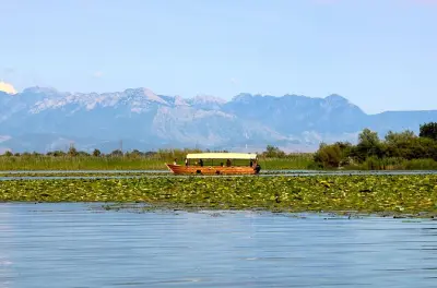 Tour por el lago Skadar desde Virpazar: Barco de madera y vino