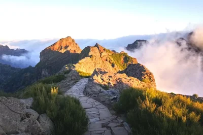Disfruta del amanecer sobre las nubes de madeira en una ruta guiada de pico do areeiro a pico ruivo, con recogida en hotel y grupo reducido para una mañana tranquila en la montaña.