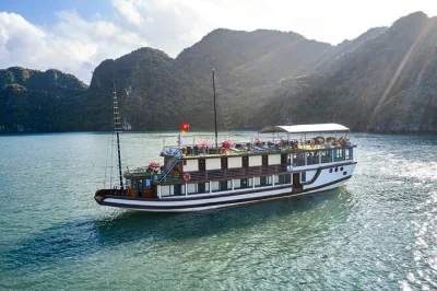 Acorde rodeado pelas ilhas de calcário da baía de halong, faça caiaque na gruta luon, nade na ilha titop e aproveite refeições vietnamitas em um cruzeiro com pernoite, incluindo traslado de hanoi