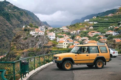Découvrez la côte sauvage ouest de madère, nagez dans les piscines volcaniques de porto moniz et marchez sur la plateforme en verre du cabo girão. excursion en 4x4 avec guide local.