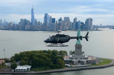 Disfruta de manhattan desde el aire en un vuelo en helicóptero de 17-20 minutos, con vistas a central park, la estatua de la libertad y mucho más. comentario en vivo y embarque sencillo incluidos.