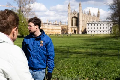 Descubre cambridge con un paseo guiado por sus colleges, un tranquilo paseo en barco por el río cam y la opción de entrar a la capilla de king's college. guía estudiante y reserva fácil incluida.