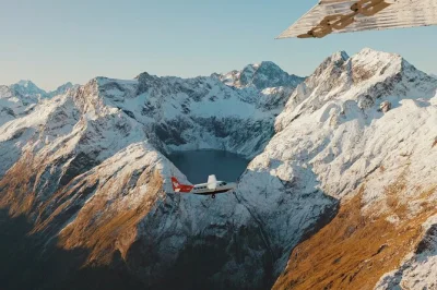 Survolez le lac wakatipu, explorez les rivages sauvages de milford sound et profitez des anecdotes locales racontées par un pilote expert — transfert depuis queenstown inclus.