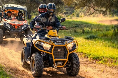 Explore o lado selvagem do algarve em um passeio de quad de 3 horas saindo de albufeira—atravesse rios, suba morros e descubra ruínas antigas com guia local. capacete e água inclusos.