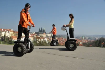 Disfruta del viento en los parques de praga con un tour en segway, pasa junto al estadio strahov y recibe consejos locales. incluye recogida en hotel y horarios flexibles.